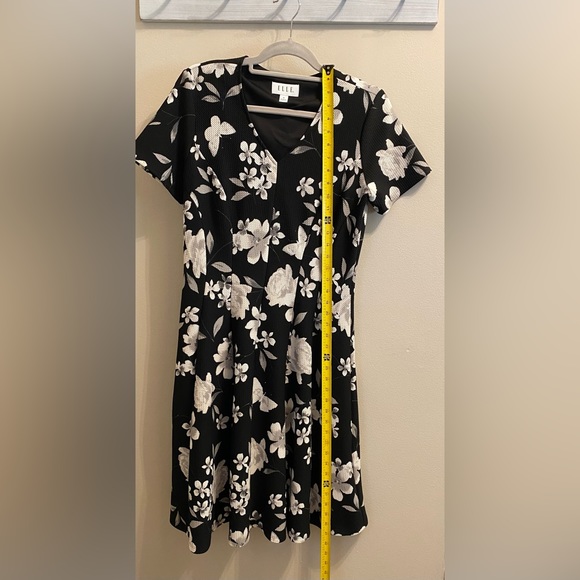 Black short sleeved dress - Picture 2 of 5